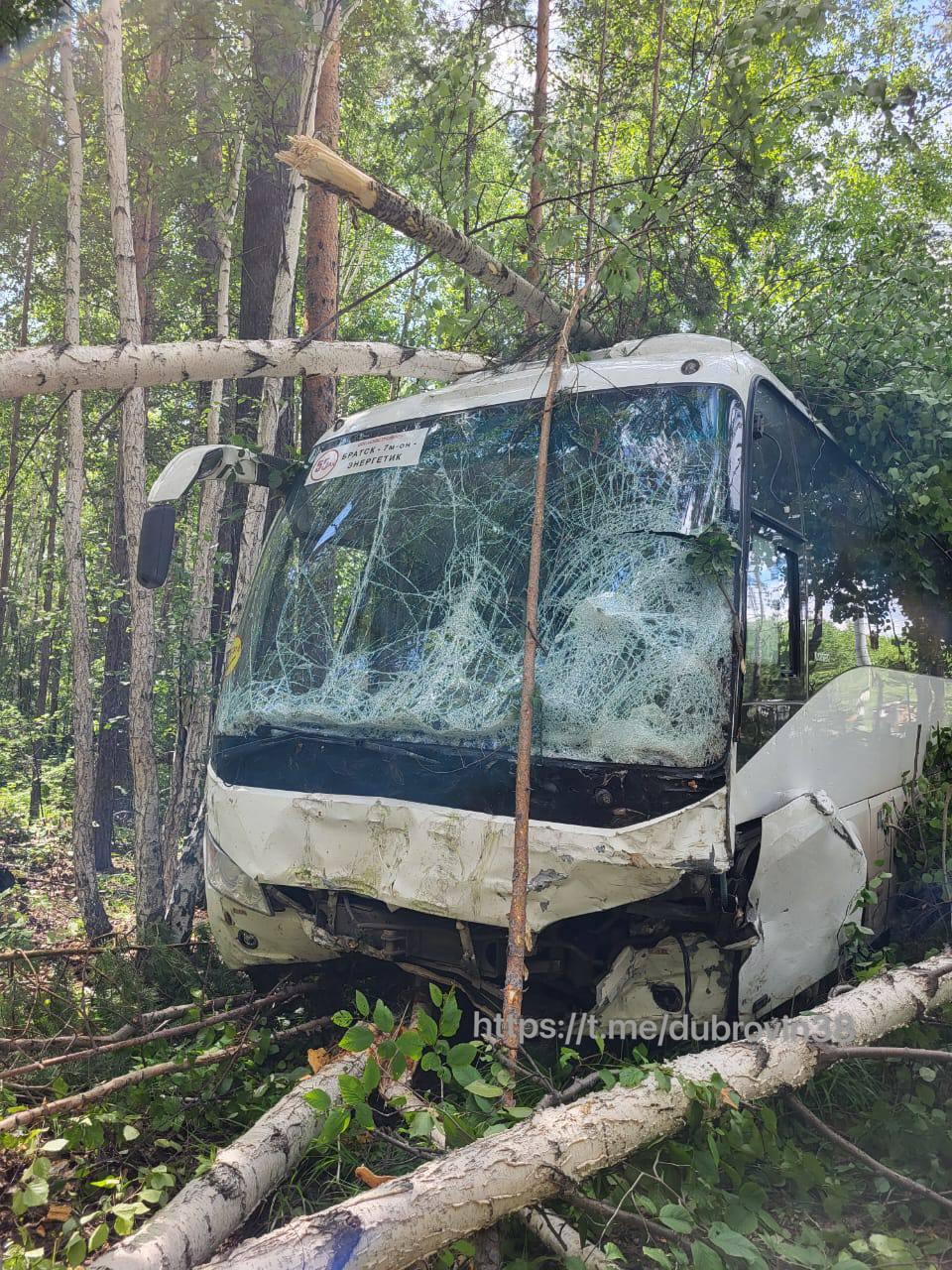 Пассажирский автобус врезался в УАЗ и вылетел с трассы