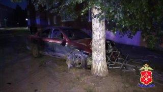 «Запивал водку пивом»: сильно пьяный водитель в Юрге снес металлическое...