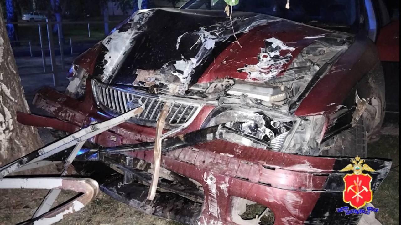 «Запивал водку пивом»: сильно пьяный водитель в Юрге снес металлическое...