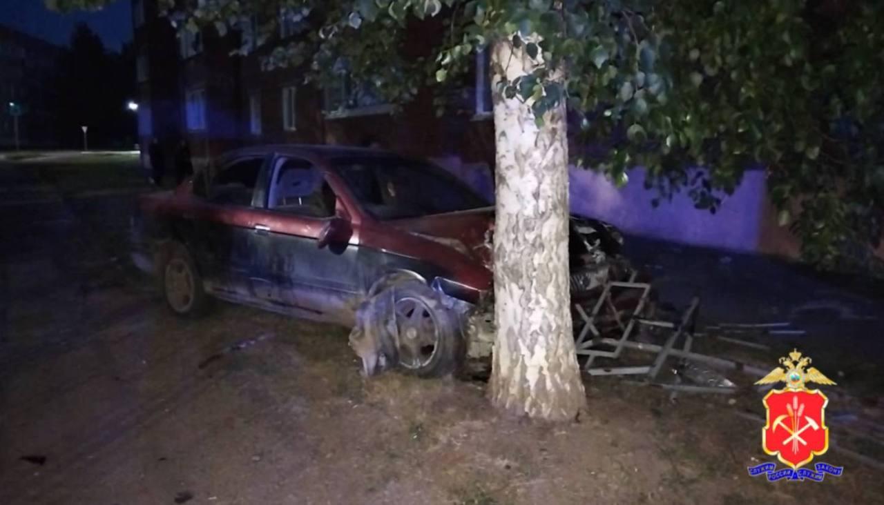 «Запивал водку пивом»: сильно пьяный водитель в Юрге снес металлическое...