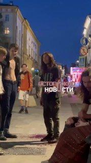 Житель Нижнего Новгорода попытался вскрыть себе вены в центре города — он потерял сознание, на место вызвали скорую.