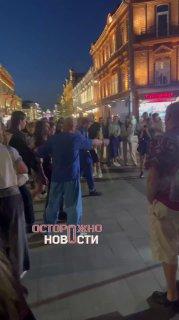 Житель Нижнего Новгорода попытался вскрыть себе вены в центре города — он потерял сознание, на место вызвали скорую.
