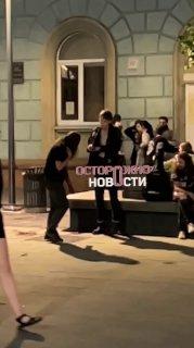Житель Нижнего Новгорода попытался вскрыть себе вены в центре города — он потерял сознание, на место вызвали скорую.