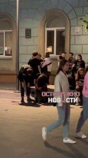 Житель Нижнего Новгорода попытался вскрыть себе вены в центре города — он потерял сознание, на место вызвали скорую.