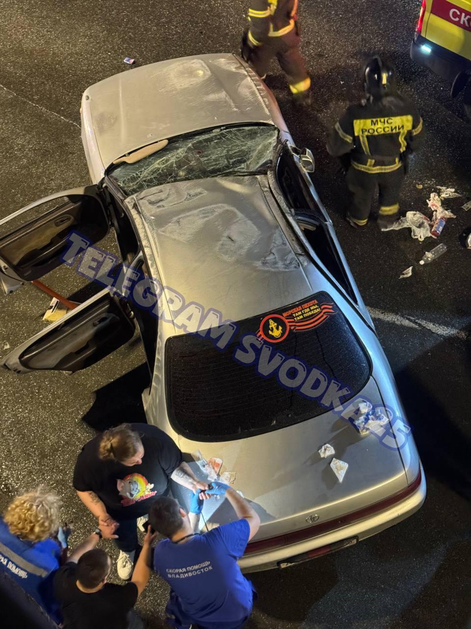 🗣Во Владивостоке ночью возле ТЦ «Море» перевернулась Toyota Cresta