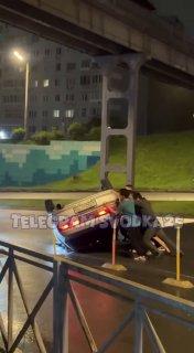 🗣Во Владивостоке ночью возле ТЦ «Море» перевернулась Toyota Cresta