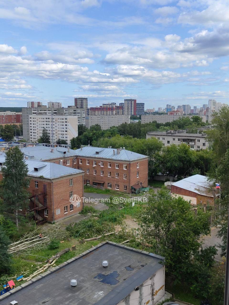 На территории школы «Эверест» по адресу ул. Цвиллинга, 14,уже неделю...