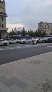 Эпичную драку устроили два мужика на Театральном проезде 🇷🇺 Источник: ЧП МОСКВА
