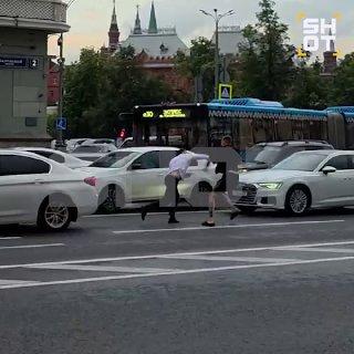 Жёсткую зарубу на фоне Кремля устроили двое водителей в самом центре Москвы....