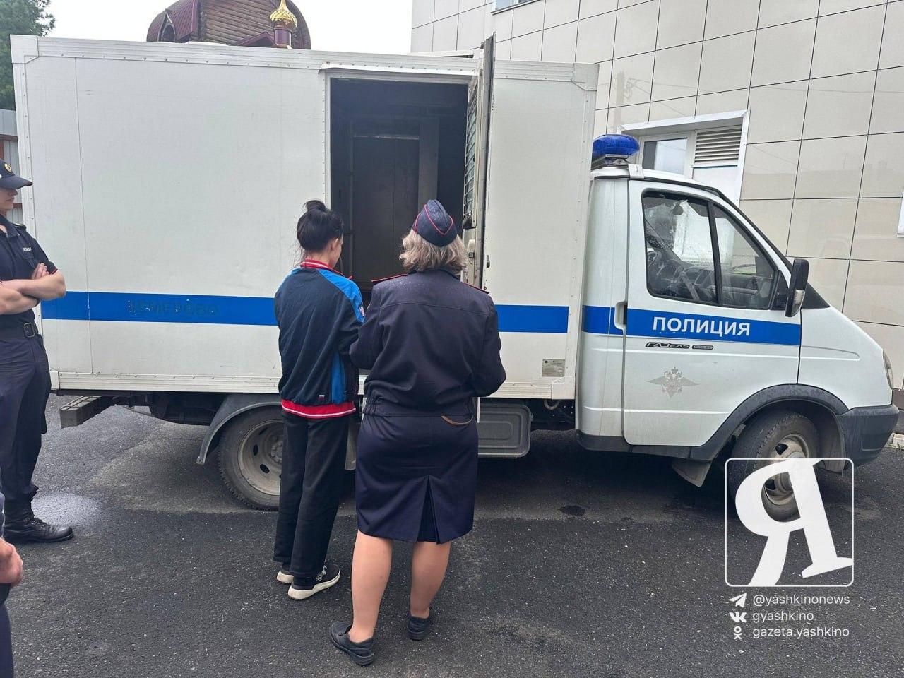 В селе Колмогорово трое человек задержаны по делу об избиении 17-летней девушки.