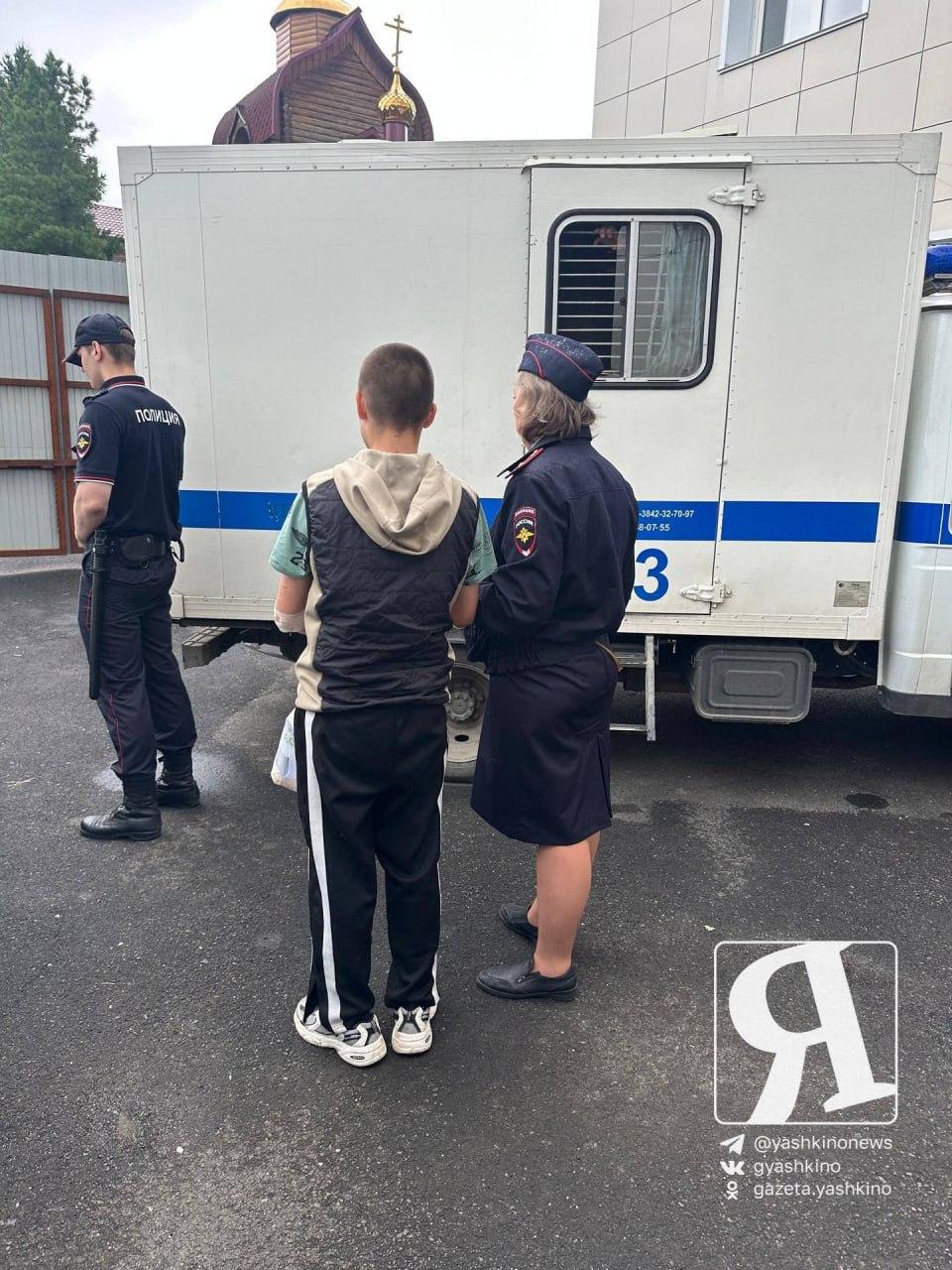В селе Колмогорово трое человек задержаны по делу об избиении 17-летней девушки.