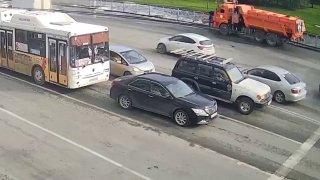 Водитель Крузака устроил «автоподставу» сегодня в 9 утра на улице Кирова. Момент столкновения зафиксировала интеллектуальная камера ЦОДД НСО