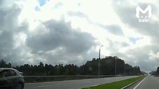 Колесо многотонника на бешеной скорости проскакало по трассе в Иркутской...
