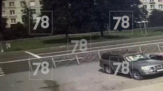 Девочка попала под машину, перебегая дорогу на красный в Кировском районе