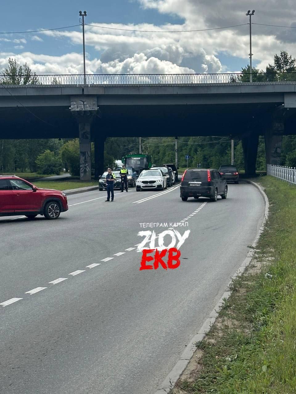 Около «Ботаника Молл» ближе к Вторчермету жесткое ДТП. Машина и автобус....