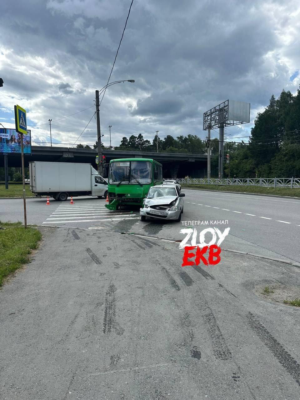 Около «Ботаника Молл» ближе к Вторчермету жесткое ДТП. Машина и автобус....