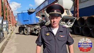 Сотрудники Госавтоинспекции работают на месте происшествия со смертельным исходом на правобережье краевого центра