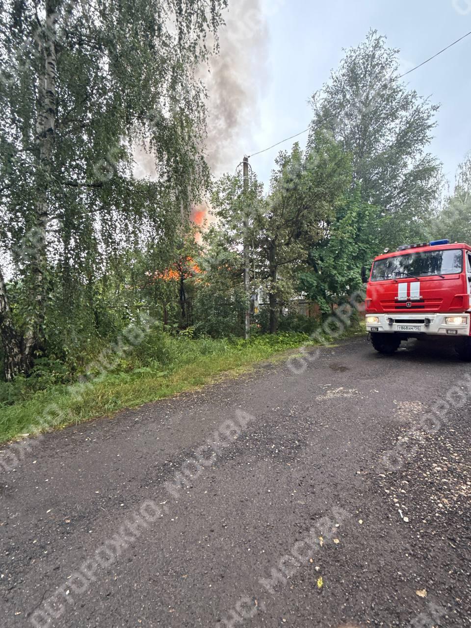 Жилой дом загорелся от удара молнии в Подмосковье.