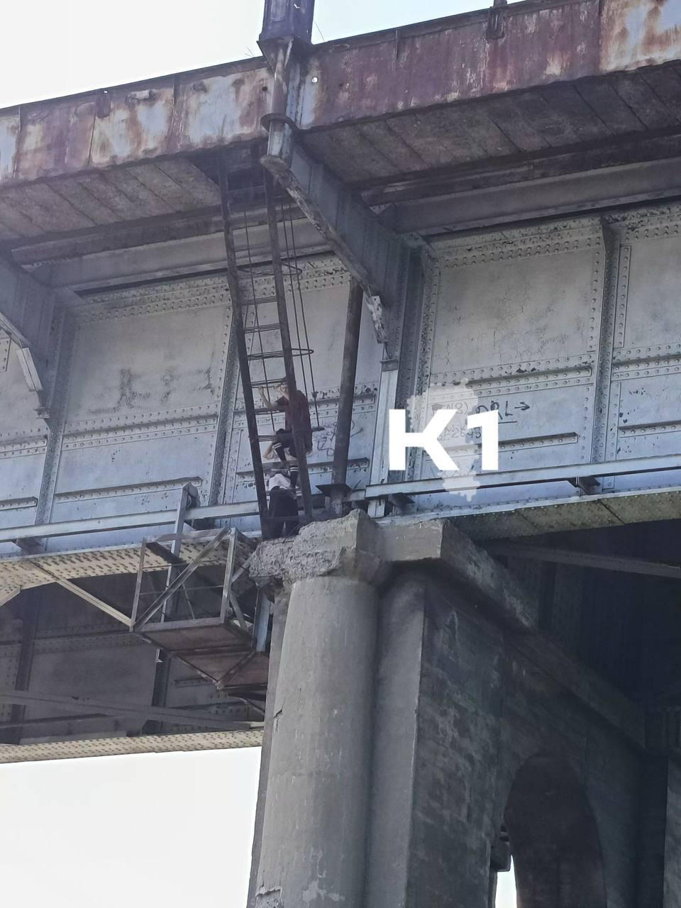 Двух кемеровских школьниц заметили на заброшенном мосту на против Кузнецкого...