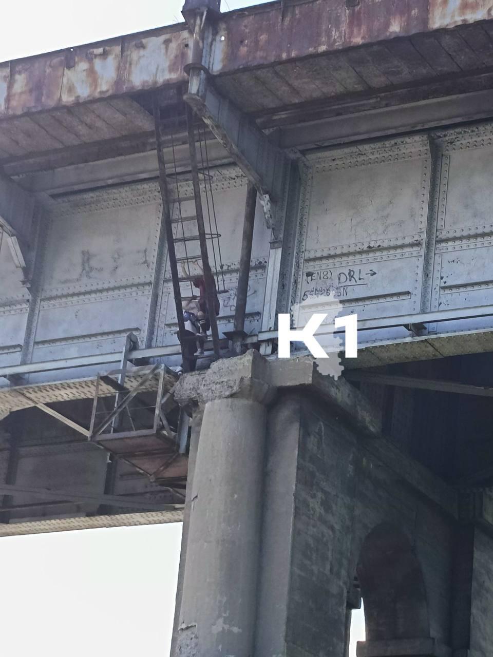 Двух кемеровских школьниц заметили на заброшенном мосту на против Кузнецкого...