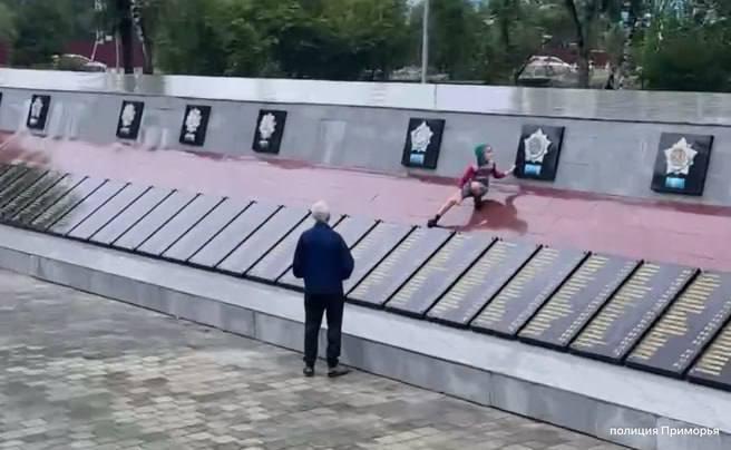 😳 Мальчик гулял по плитам с фамилиями погибших во время ВОВ в Артеме