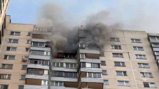 Два человека пострадали во время пожара в Чертаново Из горящего здания...