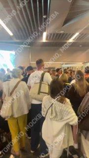 В аэропорту Внуково из-за атаки беспилотников пассажирам отменили рейс после 9 часов ожидания.