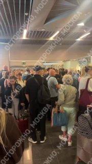 В аэропорту Внуково из-за атаки беспилотников пассажирам отменили рейс после 9 часов ожидания.