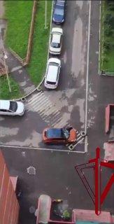 В Москве пьяный 22-летний парень забрался на чужую машину и расколотил лобовое стекло