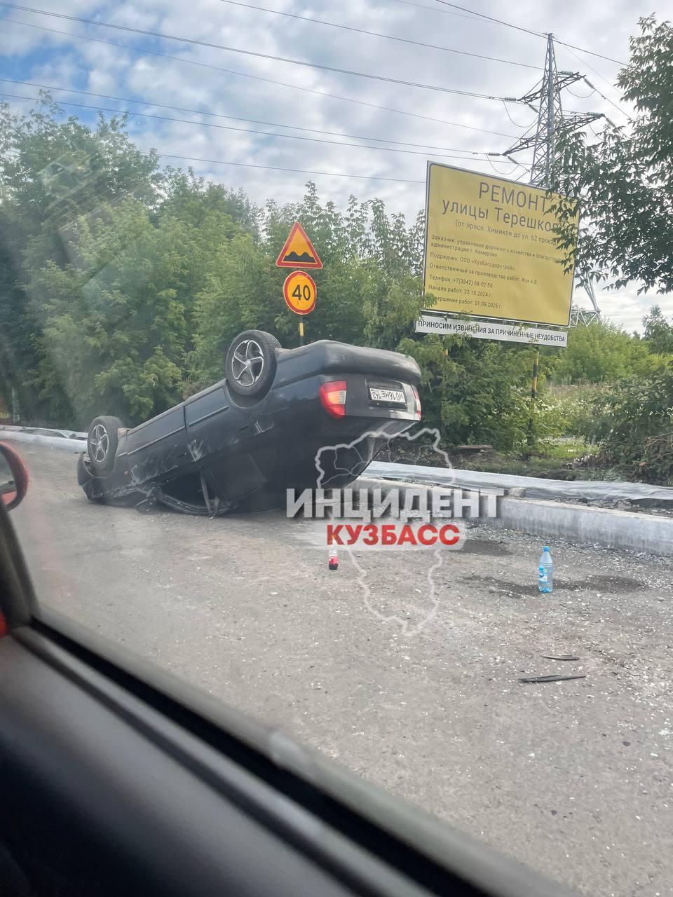 В Кемерове в ДТП перевернулся автомобиль: пострадали два человека