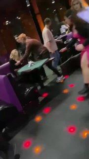 Осторожно, кадры 18+ Отправил тамаду в нокаут — свадьба превратилась в побоище после измены жены в туалете.