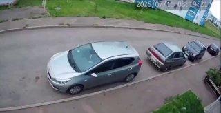 Маленький, но очень упорный котенок не давал девушке уехать на работу в...