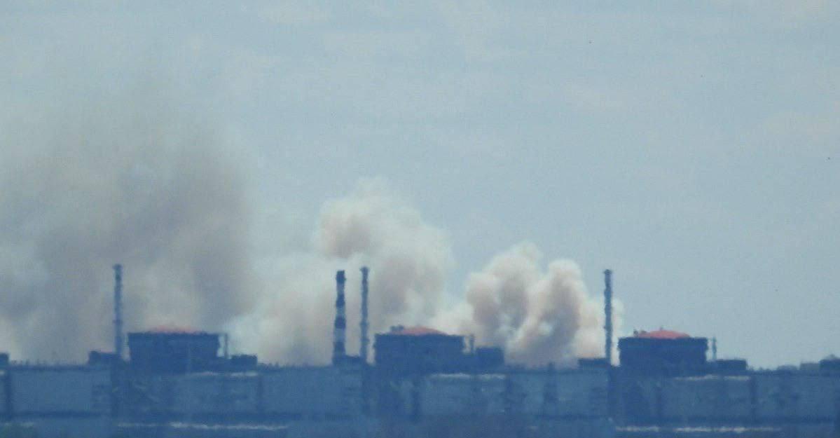 Над Запорожской АЭС поднимается большой столб дыма, — СМИ.