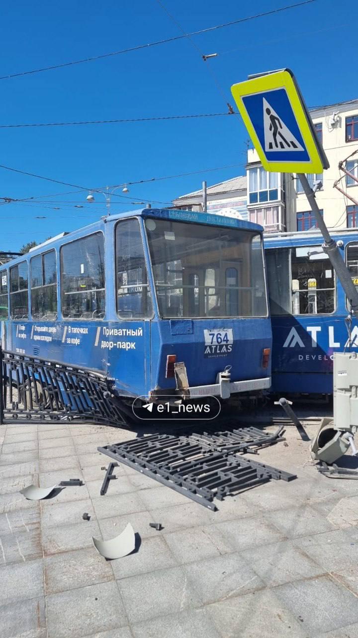 В Екатеринбурге трамвай сошел с рельсов на площади Коммунаров и снес...