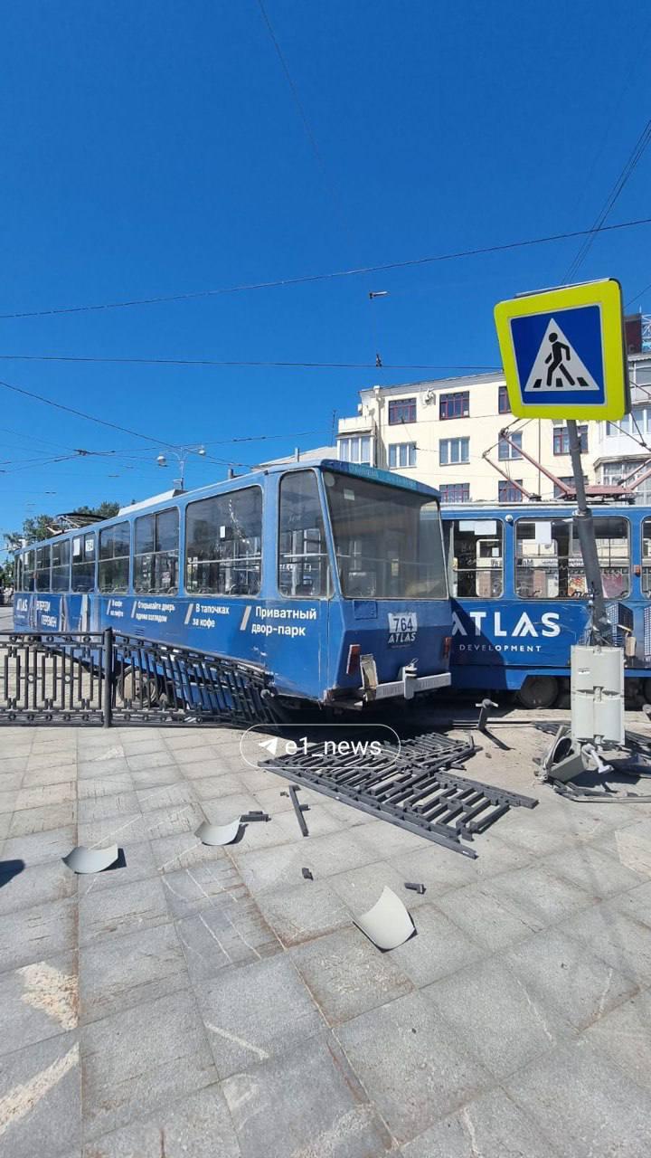 В Екатеринбурге трамвай сошел с рельсов на площади Коммунаров и снес...