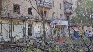 ВСУ ударили по многоэтажке в центре Донецка Враг с помощью РСЗО HIMARS...