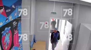 Во Всеволожском районе мужчина угрожал ножом сотруднице пункта выдачи...