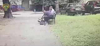 Момент пьяного убийства на лавочке во дворе дома по Волгоградскому проспекту в Москве