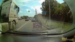 Мичурина — Щорса. Водитель легкового автомобиля сбил пешехода на пешеходном...