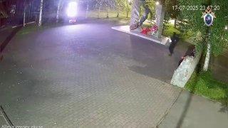 Вандал в балаклаве разнёс кувалдой мемориал погибшим на СВО бойцам в Аше Челябинской области. Его задержали.