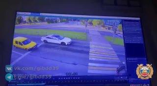 В Калининграде автомобиль сбил самокатчика на пешеходном переходе Водитель...
