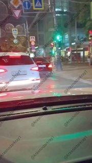 В Краснодаре голая самка устроила откровенные танцы на капоте Мерседеса....