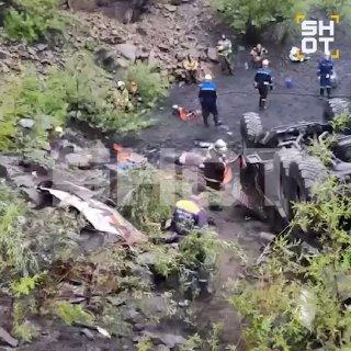 14 человек погибли и 7 пострадали в ДТП в Якутии — вахтовый автобус рухнул с высоты 25 метров.