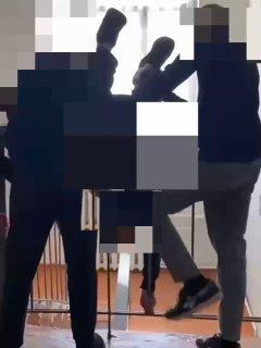 В Нерльской МОУ СОШ подростки изливались над более слабыми парнями. На видео...
