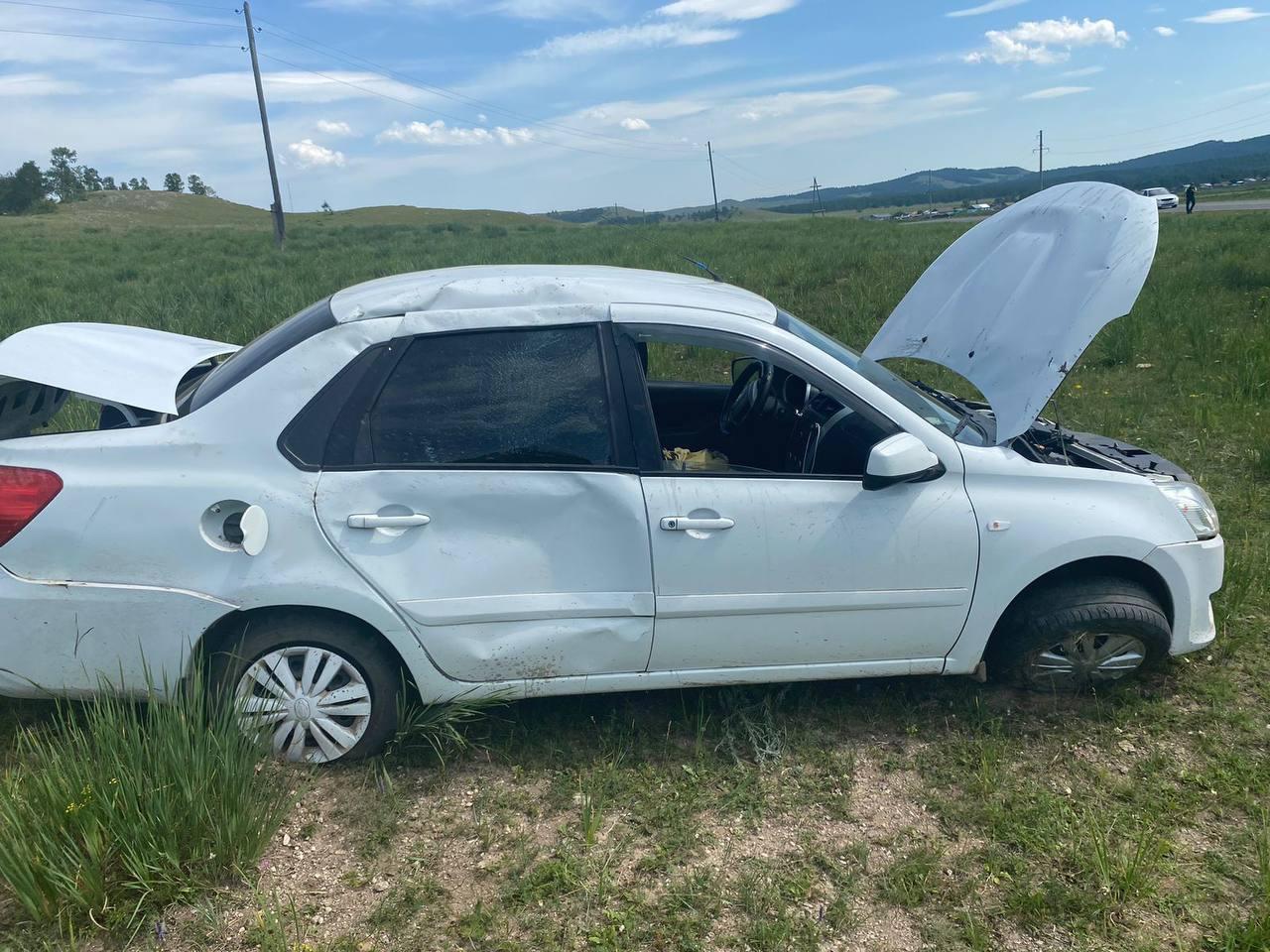В Ширинском районе автомобиль съехал с дороги