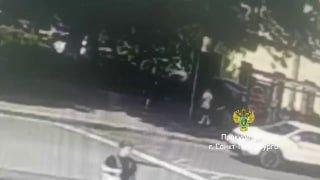 В Петербурге 8-летнюю девочку ударило током на остановке: она держалась одной...