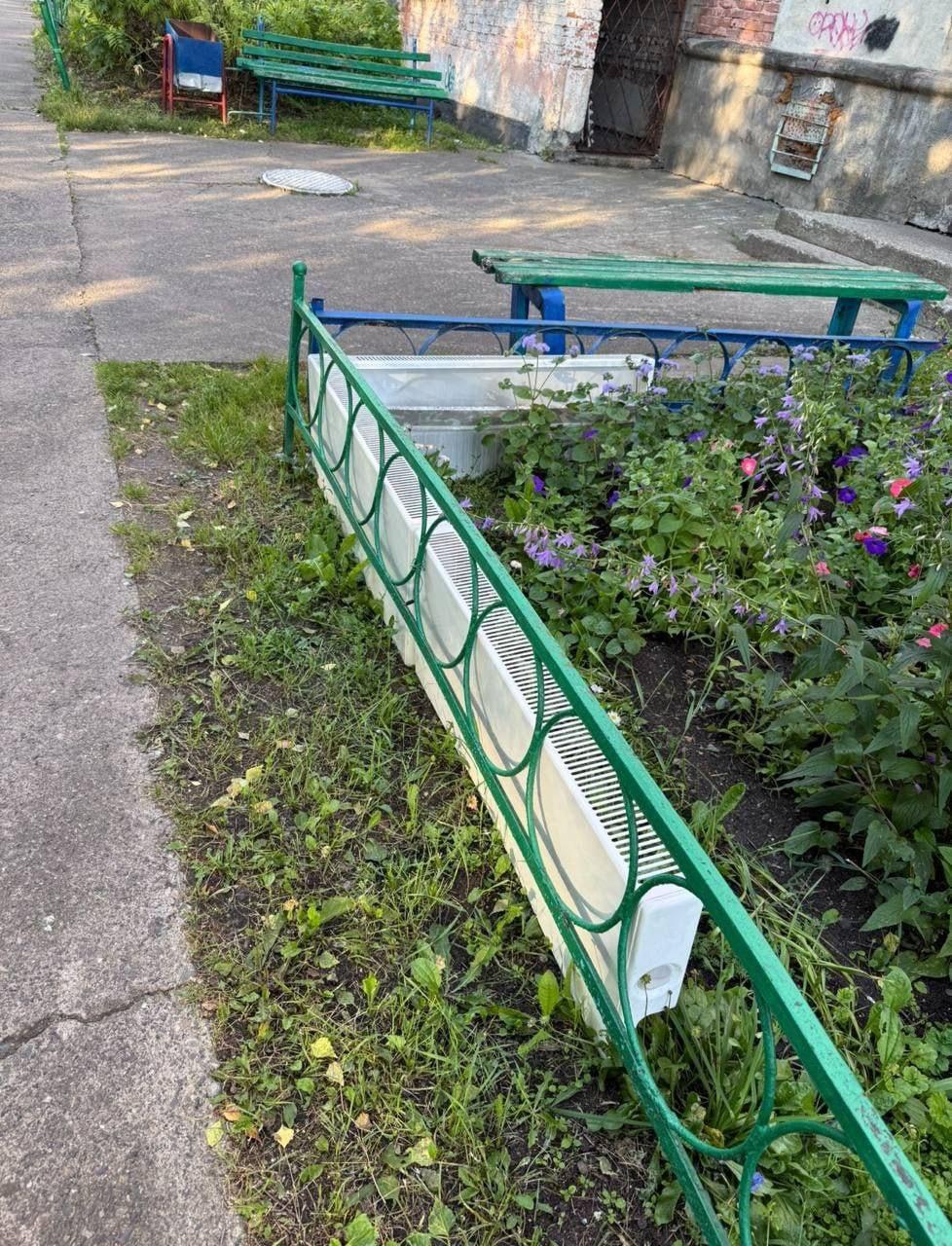 Чтобы не замёрзли: в Калтане жители «утеплили» клумбу в одном из дворов