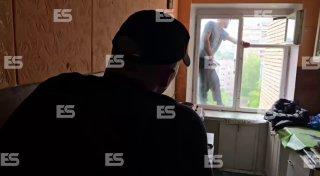 Парень уже 16 часов стоит на карнизе 8 этажа: не хочет, чтобы родители увезли его из Обнинска