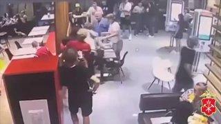 В Новокузнецке подростки избили пьяного мужчину в кафе на улице Кирова