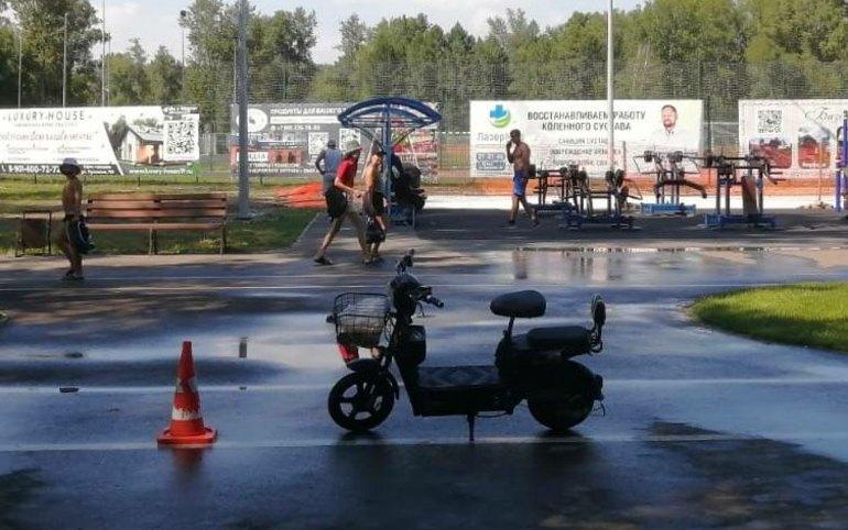 Водитель электроскутера сбил мужчину в абаканской зоне отдыха.